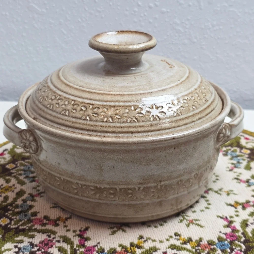 Pottery‎ Lidded Bean Pot Speckled Beige Floral Stamped Stoneware Tureen